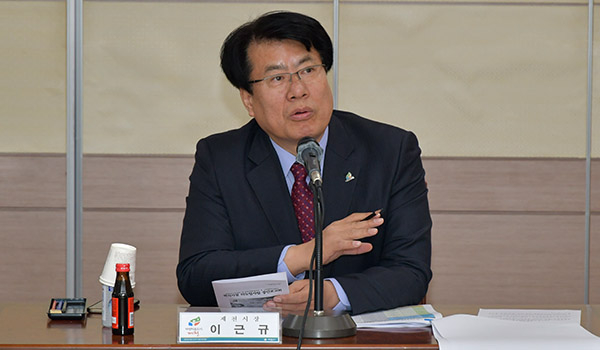 이근규 제천시장은 "사업의 핵심은 대중들에게 공감을 얻는 것"이라고 강조했다. 사진은 이 시장이 당부의 말을 하고 있는 모습.