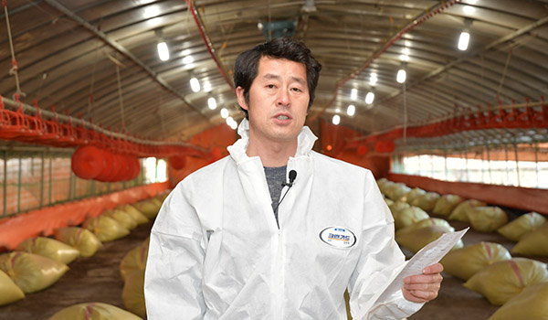충북 진천군 이월면 소재 육계농장 내부. 사진은 정원영 농장주가 농장의 입장을 표명하고 있다.