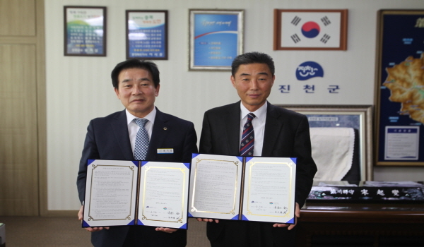 23일 충북 진천군청 집무실에서 왼쪽부터 송기섭 진천군수, 서울 가락몰 위탁운영업체인 농업회사법인 (주)팔도마당 주안자 대표와 가락몰 전시판매장 협약식을 가졌다.