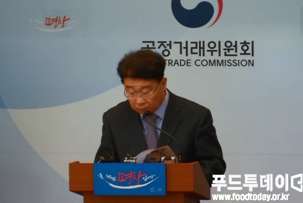 2일 배영수 공정거래위원회 카르텔조사국장이 군납 급식품목 가격담합에 대한 브리핑을 하고 있다.
