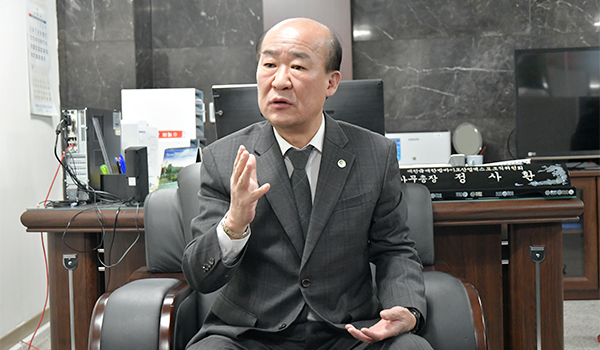 한방의 도시 제천시가 전통 약초 생산 및 첨단생명공학바이오의 결합으로 고품격 한방바이오산업의 중심지로 거듭나고 있다. 사진은 엑스포 조직위 정사환 사무총장.