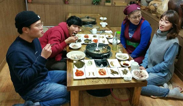 대한민국 힐링 1번지 충북 단양(군수 류한우)이 관광객을 위한 ‘먹거리’ 활성화에 심혈을 기울이고 있다. 사진은 '수수닭백숙'을 국물까지 깨끗하게 비운 손님들의 모습.