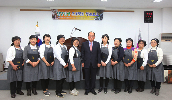 대한민국 힐링 1번지 충북 단양(군수 류한우)이 관광객을 위한 ‘먹거리’ 활성화에 심혈을 기울이고 있다. 사진은 류한우 군수와 함께 촬영한 '건강밥상 프로젝트 성과보고회' 단체사진.