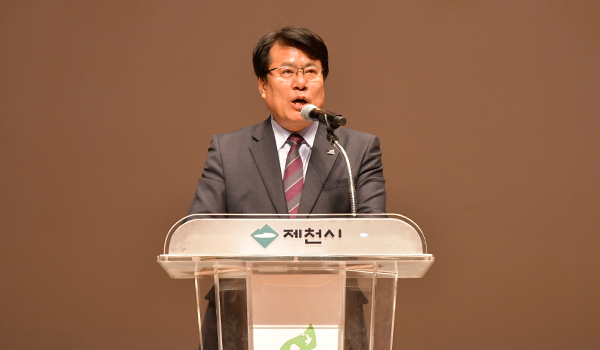 충북 제천시(시장 이근규)는 지난 22일 시 문화회관에서 GAP약용작물 재배농가 566명을 대상으로 약초재배 기술과 GAP 인증에 관한 교육을 실시했다. 사진은 이근규 제천시장이 약초생산농가에 대한 지원을 아끼지 않겠다고 강조하는 모습.