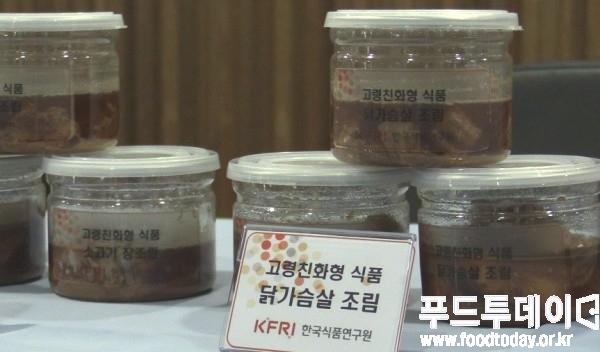 지난달 16일 의원회관에서 열린 고령친화식품 정책토론회에서 전시된 고령친화형 식품