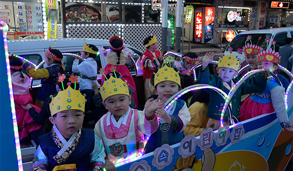 14일 개막식 전 길놀이 행사에는 전 시민이 함꼐 참여하는 축제로 큰 감동을 선사했다. 사진은 길놀이 향사에 참여한 아이들의 모습.