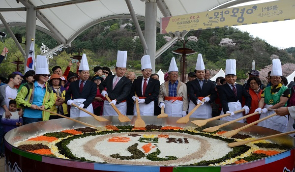 수안보 온천제는 매년 수안보의 대표 요리 꿩 산채 비빔밥 퍼포먼스를 통해 시민과 관광객들에 수안보만의 먹거리를 제공하고 있다. 사진은 지난해 수안보 꿩 산채 비빔밥 퍼포먼스.