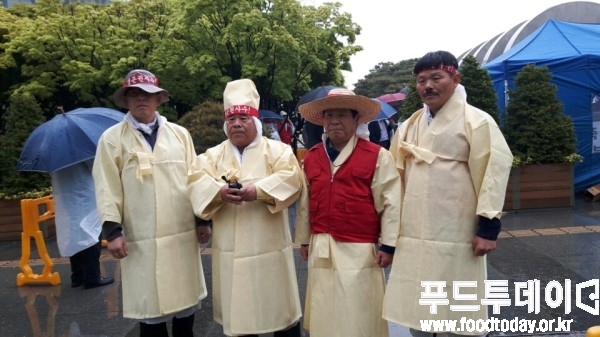 (좌측부터) 김병은 한국오리협회장, 오세을 대한양계협회장, 정병학 한국육계협회장, 문정진 한국토종닭협회장