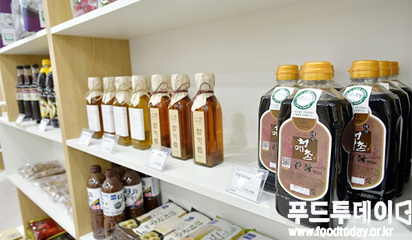 충북 진천군은 지난 8일 충북에서 유일하게 서울 가락시장 내 ‘가락몰’에 입점, 수도권 소비자를 대상으로 관내에서 생산되는 우수 농·특산물 판매에 돌입했다. 사진은 가락몰내 전시돼 있는 진천군 우수 농·특산물 사진.