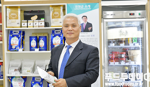 가락몰은 서울시 농수산식품공사와 (주)팔도마당이 함께 신축한 초현대식 농수산물 유통 건물로 공공기관 기반의 안정적인 운영과 마케팅을 통해 전국 중소규모의 농가와 기업들의 판로확대를 돕고있다. 사진은 김정식 팔도마당 대표이사.