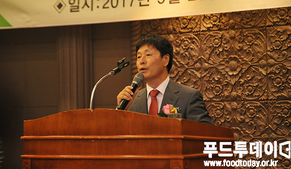 안영석 회장은 취임사에서 “회원 모두가 하나가 돼 어려운 역경을 함께 이기고 서로가 힘이 되고 의지가 될 수 있길 바란다”고 말했다. 사진은 안영석 회장이 취임사를 하고 있는 모습.