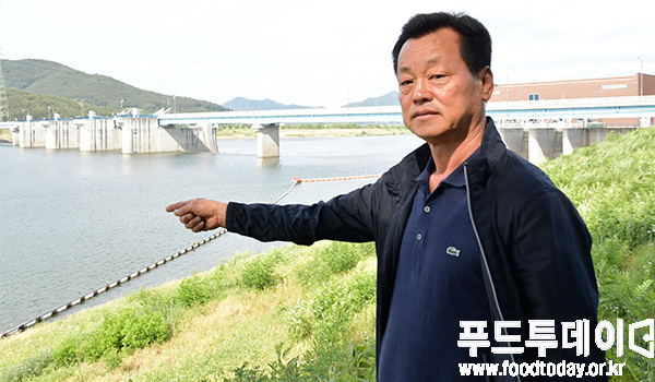 경상남도 창녕함안보의 수문이 개방됐다. 사진은 개방된 수문에서 녹조현상으로 초록색 물이 흘러내리고 있는 모습.