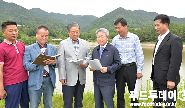 이홍기 한국농축산연합회 상임대표와 차상철 한국농어촌공사 충주제천단양 지사장을 비롯한 한국농어촌공사 관계자들이 충북 제천 백곡저수지 가뭄현장에서 농업용수 대책 방안에 대해 이야기를 나누고 있다.
