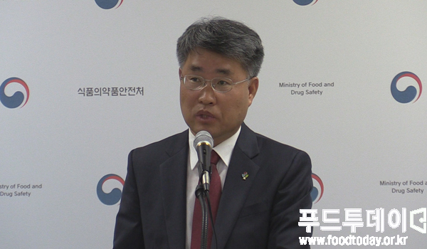 구용의 식품의약품안전처 식품해평가과장이 음주·흡연자의 체내 중금속 농도가 높다는 분석 결과를 브리핑하고 있다.