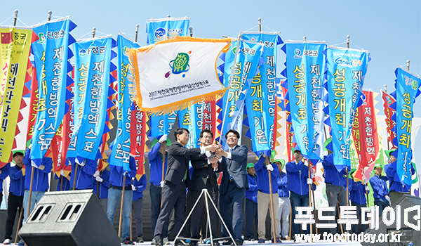 한방의 도시 충북 제천시(시장 이근규)가 14일 서울 광화문광장에서 ‘제천국제한방바이오산업엑스포(이하 한방엑스포)’ D-100 성공다짐대회 행사를 열었다. 사진은 공동위원장인 이시종 충청북도지사와 이용걸 세명대학교총장, 집행위원장인 이근규 제천시장이 함께 깃발을 흔들고 있는 모습.
