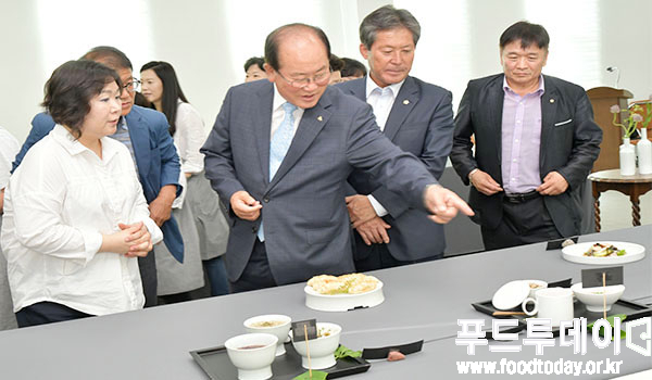 류한우 단양군수가 단양 건강밥상 성과보고회에서 개발된 음식에 대해 설명을 듣고 있다.