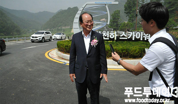 푸드투데이 최윤해 기자가 류한우 군수와 다누리센터에 대해 인터뷰를 하고 있다.