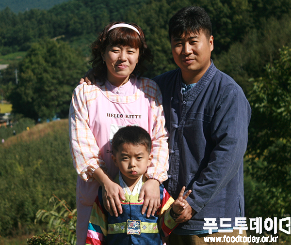 연화순 대표(오른쪽)와 가족.