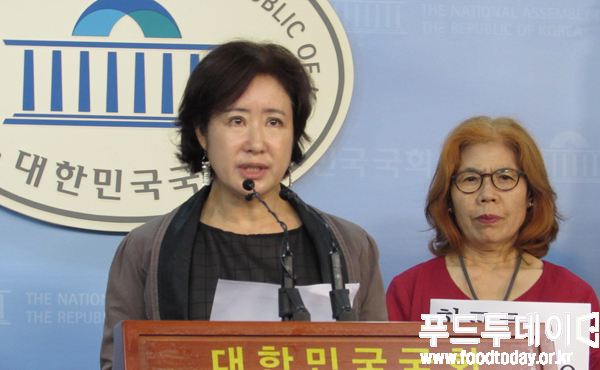 연설문 낭독하는 박종라 공교육살리기학부모연합 공동대표