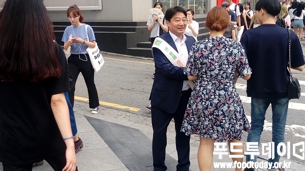 강남역에서 시민을 대상으로 '빈병에 아무것도 넣지 마세요' 캠페인이 펼쳐지고 있다.