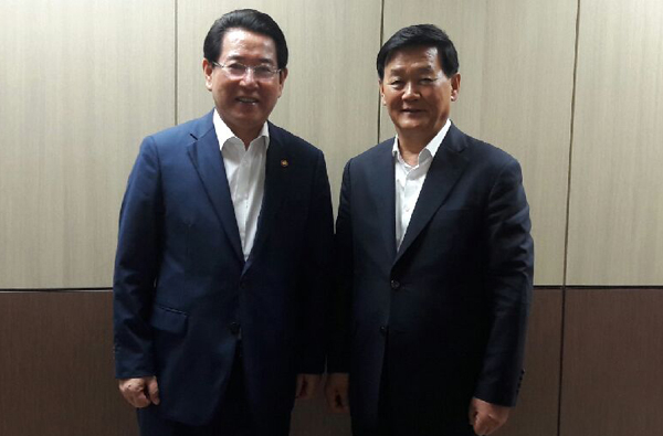 김영록 농림축산식품부 장관(왼쪽)이 박우정 고창군수와 지난 25일 만나 고창지역 재난재해 예방을 위한 사업 관련 의견을 나눴다. 사진제공 : 고창군