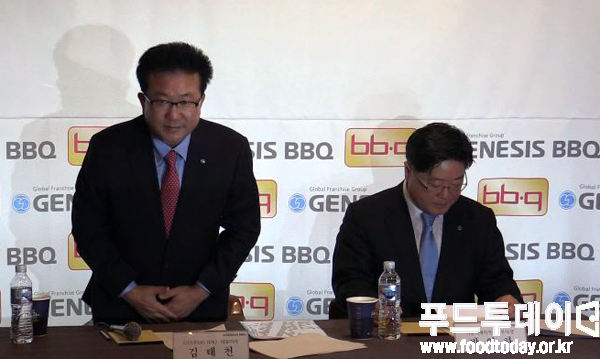 27일 비비큐 종로 관철점에서 열린 기자간담회에 참석한 김태천 비비큐 대표이사(왼쪽)이 인사하고 있다. @하강지기자