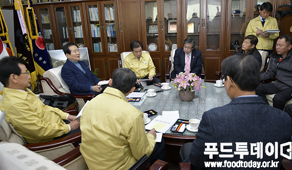 지난해 12월 16일 정세균 국회의장은 AI로 큰 피해를 입고 있던 충북 진천군(군수 송기섭)을 방문, 이시종 충청북도지사를 통해 '휴업보상제'를 건의 받고 긍정적으로 검토할 것을 언급했다. 사진은 지난해 12월 16일 진천군청에서 정세균 국회의장, 이시종 충북도지사, 송기섭 진천군수 등 10여명의 AI 관련 간담회.