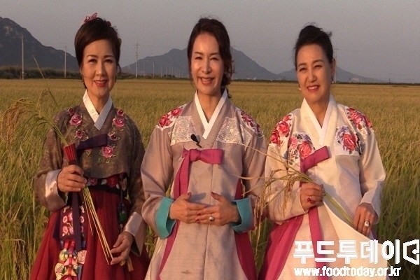 (좌측부터) 대한민국 한복홍보사절단 차정민, 김성은, 박경옥