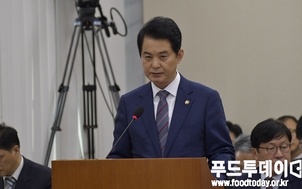 류영진 처장이 17일 서울 여의도 국회에서 열린 보건복지위원 식약처 국정감사에서 업무보고를 하고 있다.