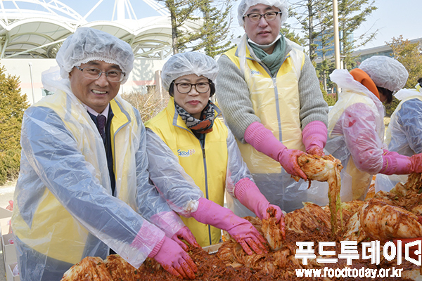 충주시자원봉사센터(센터장 이옥순)가 18일 충주세계무술공원 일원에서 소외계층을 위한 ‘사랑의 김치나눔행사’를 열었다. 사진은(왼쪽부터) 임순묵 충북도의원, 이옥순 충주시자원봉사센터장, 고영진 김치나라 대표가 김치를 버무리고 있는 모습. 2017.11.18