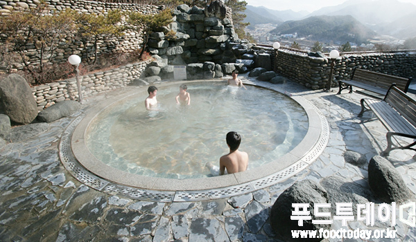충북 충주시(시장 조길형)는 관내 수안보온천과 앙성온천이 한국관광공사에서 추천하는 12월 ‘이달 가볼만한 곳’ 에 선정됐다고 14일 밝혔다. (제공 : 충주시청)