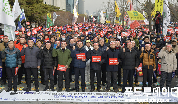 전국 축산농민들이 20일 서울 여의도 산업은행 앞에서 정부의 ‘무허가 축사 적법화’에 대해 강력히 규탄했다. 2017.12.20