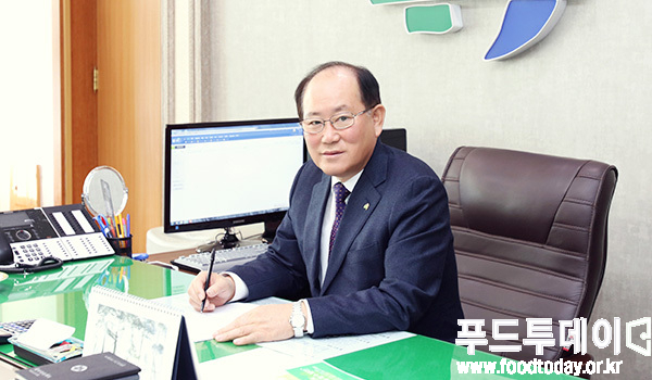 충북 단양군(군수 류한우)은 지난달 30일까지 군을 방문한 관광객 수가 971만 6429명으로 집계됐다고 26일 밝혔다. 사진은 류한우 단양군수. (출처 : 단양군청)