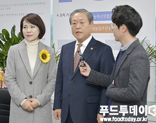 농업인의 권익보호와 농민조직 자주·자립 운동을 전개하기 위한 ‘국민상생농업추진위원회’가 출범했다. 사진은 이홍기 위원장과 전현희 의원이 푸드투데이 기자와 인터뷰 하고 있는 모습. 2018.01.25