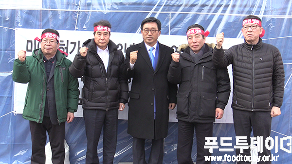 왼쪽부터 전병학 한국육계협회장, 하태식 한돈협회장, 김춘진 더불어민주당 전북도당 위원장, 이승호 한국낙농육우협회장, 김병은 한국오리협회장