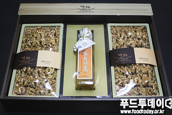 영동곶감선물세트가 4만9000원에서 3만2000원, 호두·잣 견과류 세트가 9만9000원에서 6만5000원으로 할인판매하고 있다.