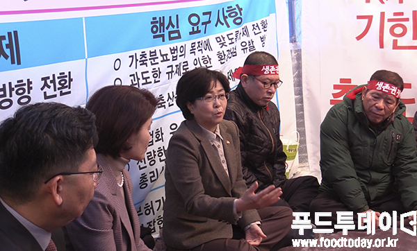 김은경 환경부장관(사진 가운데)이 여의도 국회 앞 천막 농성장을 방문, 축산단체장들과 이야기를 나눴다.