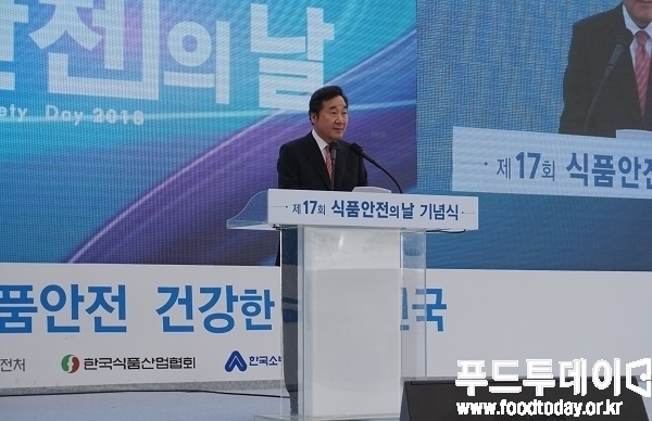 이낙연 국무총리가 11일 서울 광화문광장에서 열린 제17회 식품안전의 날(5월 14일)을 맞아 '함께하는 식품안전, 건강한 대한민국'을 주제로 식품안전을 다짐하는 기념식에서 축사를 하고 있다.