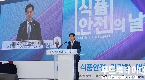 류영진 식약처장이 11일 서울 광화문광장에서 열린 제17회 식품안전의 날(5월 14일)을 맞아 '함께하는 식품안전, 건강한 대한민국'을 주제로 식품안전을 다짐하는 기념식에서 기념사를 하고 있다.