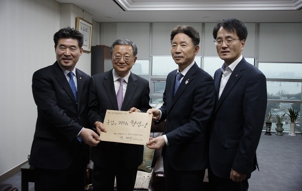 5일 정부서울청사에서 개최된「마을기업 판로지원을 위한 민·관 협약식」에서 참석자들이 기념촬영을 하고 있다.(왼쪽부터 우정사업본부 강성주 본부장, 한국마을기업협회 이상진 회장, 행정안전부 김부겸장관, 농협 김원석 농업경제대표이사, 이베이코리아 변광윤대표)