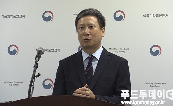 식품의약품안전처 위해사범중앙조사단 유명종 사무관이 설명하고 있다