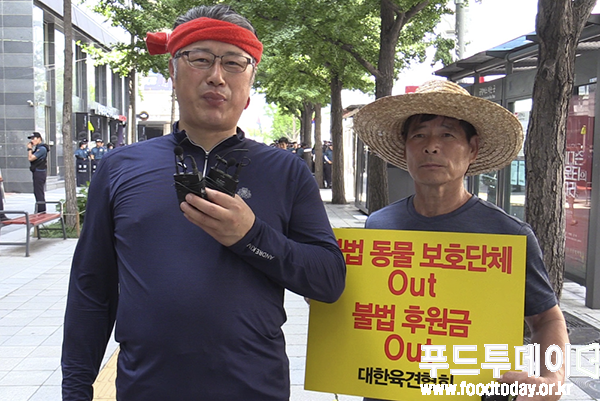 주영복 대한육견협회 사무총장 (사진왼쪽)