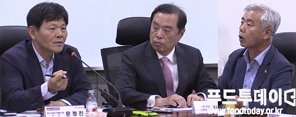 왼쪽부터 문정진 축산관련단체협의회 회장, 자유한국당 김병준 비대위원장, 김홍길 전국한우협회 회장