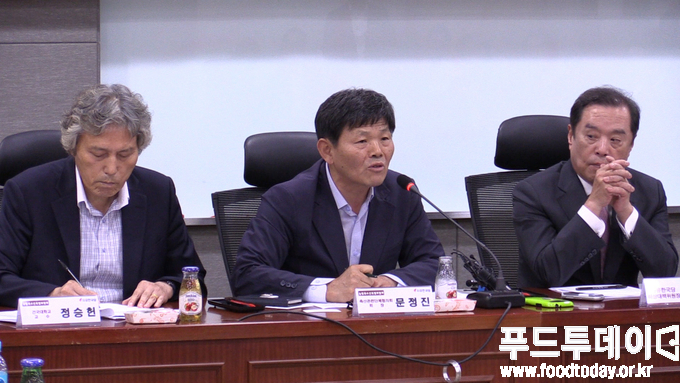 왼쪽부터 정승헌 건국대 교수. 문정진 축산관련단체협의회 회장. 자유한국당 김병준 비대위원장
