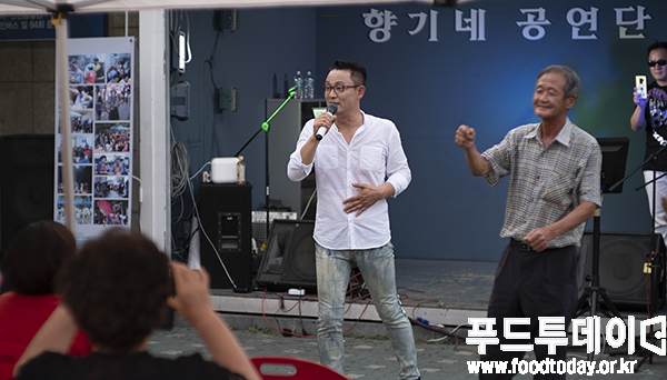 백건아 가수가 부천 송내역에서 무료급식 모금 공연을 하고 있다