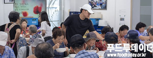 향기네 어르신들에게 무료급식을 하고 있다