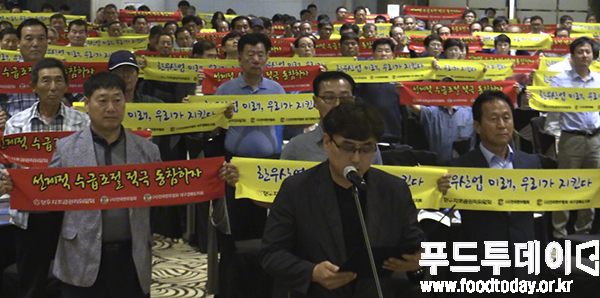 한우농가 400여명이 자율수급 조절 결의문을 낭독하고 있다