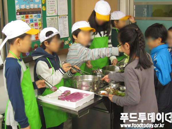 학교 급식 현장. 사진=푸드투데이DB