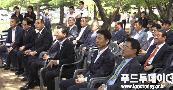 국회 도서관앞마당에서 지리산 청정구례 농·특산물 기념행사를 하고 있다