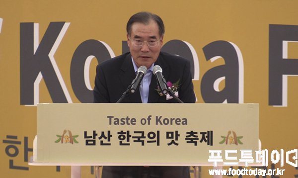 이개호 농림축산식품 장관이 축하인사를 하고 있다
